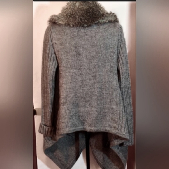 Sweater - Picture 3 of 3